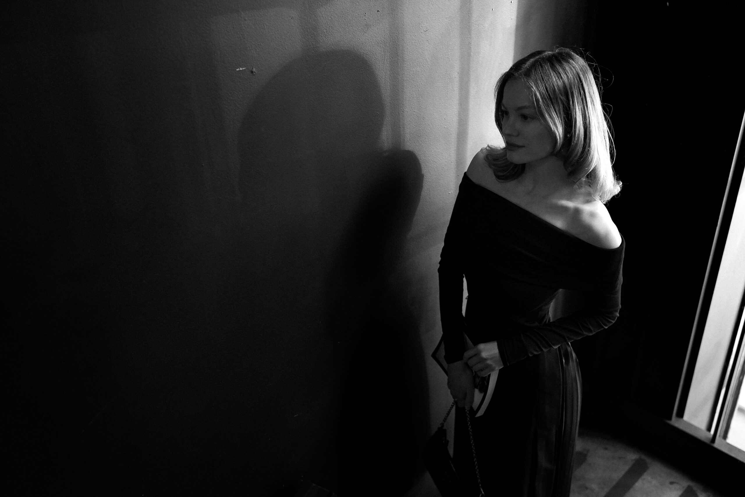 Read more about the article Elegant Black Dress Date Night Outfit Ideas