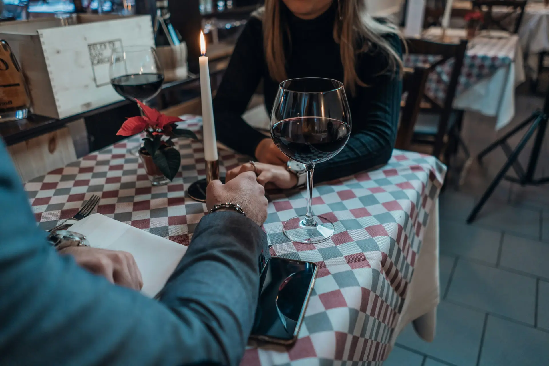 Read more about the article First Date Questions That Make Conversation Feel Easy